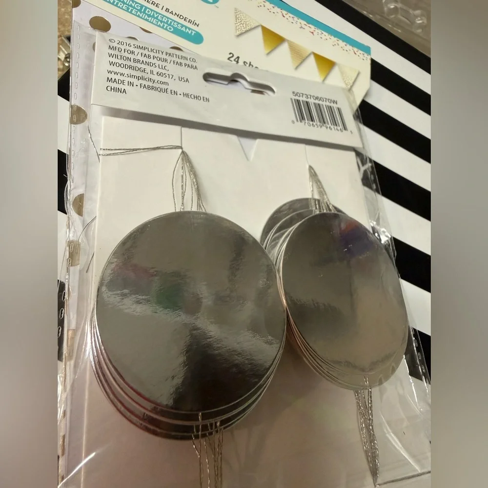 NWT. Metallic garlands party bundle